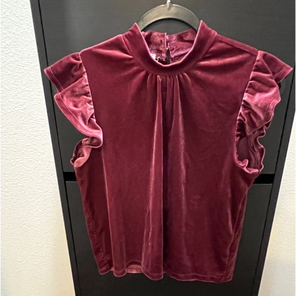 NWOT OLIVE + OAK  Burgundy blouse short  ruffle sleeve. Size: Medium
